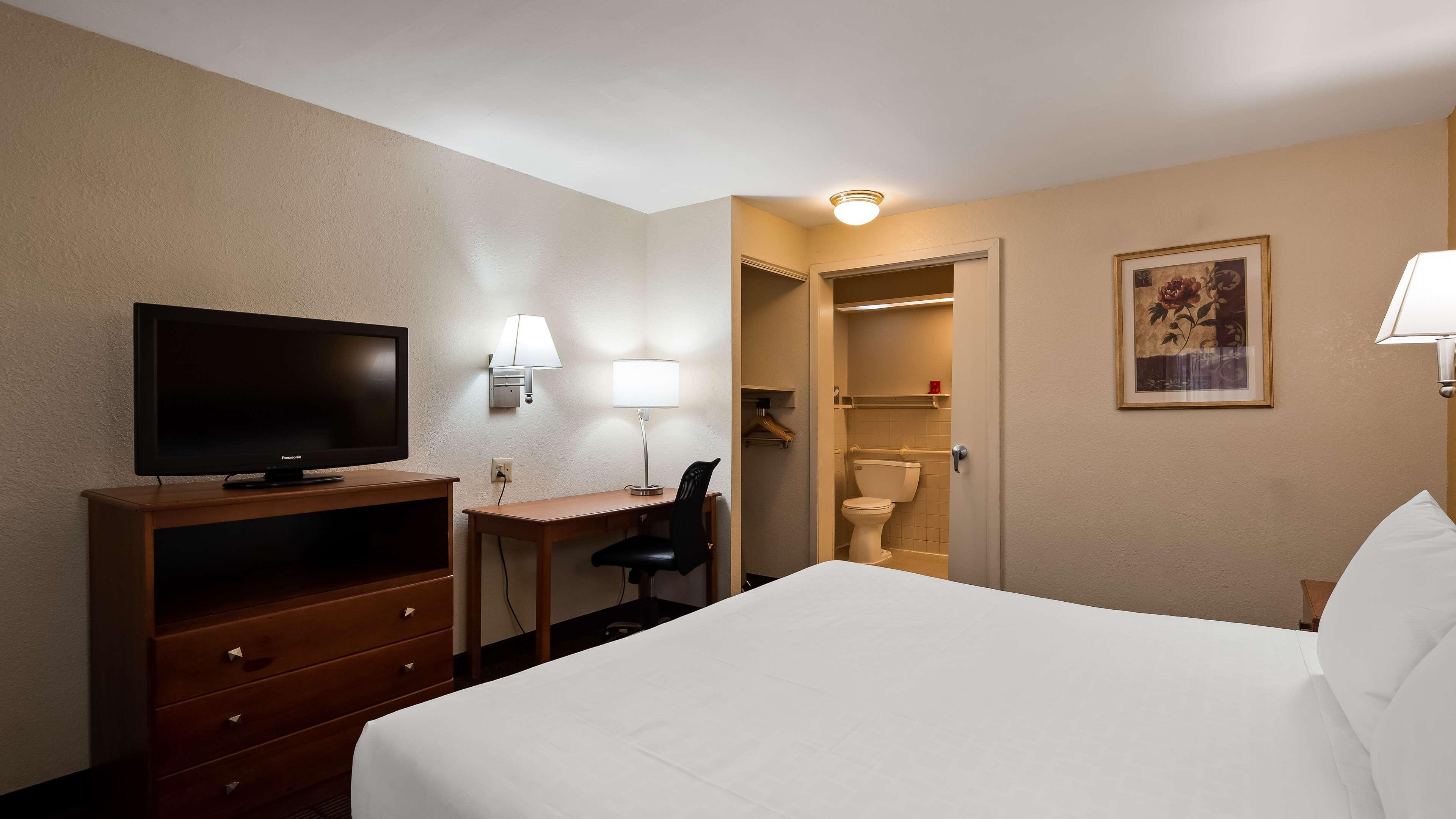 Surestay Hotel By Best Western East Brunswick Exterior photo